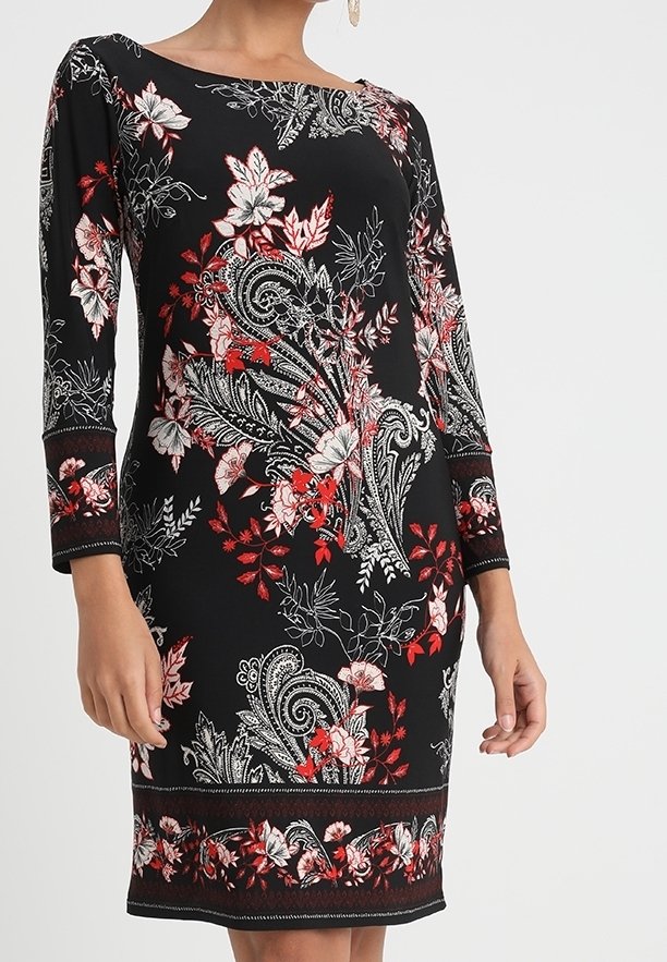 Robe noire longueur genou avec motifs floraux et cachemire rouges, blancs et gris, manches trois-quarts et encolure bateau.