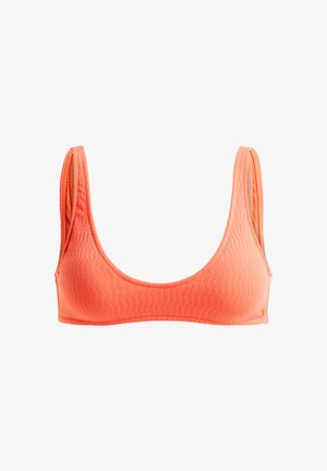 Haut de bikini corail-orange avec un motif texturé lisse, de larges bretelles et un col rond. Caractéristiques de bords cousus pour la durabilité.