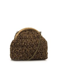 Bolso de mano marrón tejido con una superficie texturizada, parte superior circular y una correa de cadena dorada. Se cierra con un asa cubierta de tela.