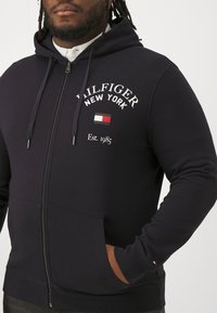 Tommy Hilfiger Felpa con zip - dark blue