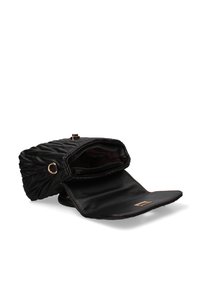 Borsa a tracolla nera trapuntata con una texture morbida e hardware dorato. La borsa ha una patta aperta, che rivela un ampio interno con due scomparti.