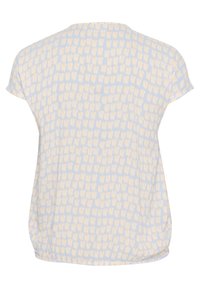 Un haut bleu clair avec un design texturé et des motifs abstraits de couleur crème. Manches courtes et encolure ronde. Coupe ample avec un ourlet froncé.