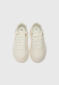 Weisse Sneaker aus glattem Canvasmaterial, mit runder Zehenpartie und goldenen Akzenten an den Ösen. Ausgestattet mit flachen weissen Schnürsenkeln und TOMMY HILFIGER Branding.