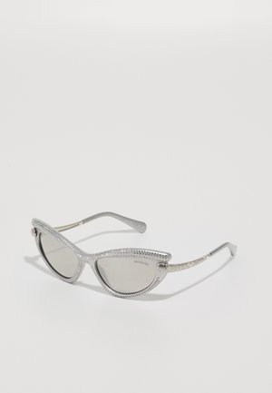 Schwarz-Weiß-Cat-Eye-Sonnenbrillen mit einem silbernen Rahmen und rauchgrauen Gläsern, verziert mit Kristallverzierungen entlang der Ränder und Bügel.