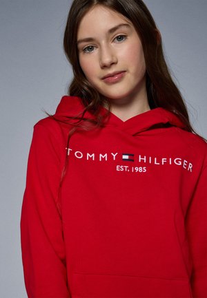 Haut à capuche rouge en mélange de coton, avec une poche avant, un cordon de serrage à la capuche et un logo brodé blanc avec des accents bleu et rouge.