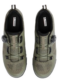 Le scarpe da ciclismo verdi presentano una tomaia testurizzata con pannelli in rete, un sistema di chiusura BOA e suole in gomma per una presa sicura. Design leggero e resistente.