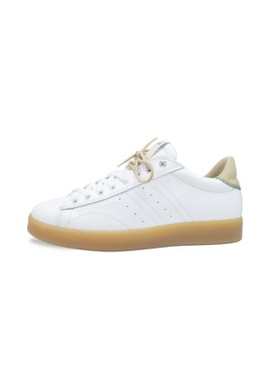 Witte lage sneaker met beige veters en hielstuk, geperforeerde zijkanten strepen en een dikke doorschijnende gumzool.