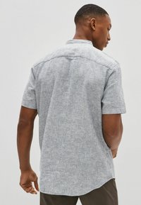 Next LINEN BLEND SHORT SLEEVE SHIRT WITH GRANDAD COLLAR - Overhemd - dark blue