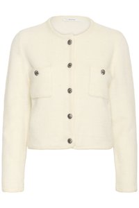 Bílý zkrácený kardigan z měkké tkaniny, s dvěma předními kapsami, šesti knoflíky a texturovanými detaily na okrajích.
