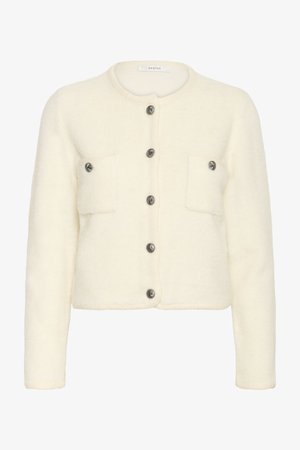 Biały krótki kardigan wykonany z miękkiego materiału, z dwoma przednimi kieszeniami, sześcioma guzikami i teksturowanym wykończeniem na krawędziach.