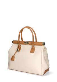 Borsa in pelle crema con dettagli color cammello, forma strutturata, doppio manico e hardware dorato. Presenta una base piatta e un meccanismo di chiusura.
