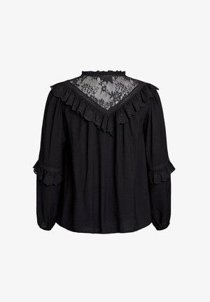 Must mustaelise pluus, millel on pitsiga kaelus, volangidega õlavarre ja varruka ääred ning kogutud mansetid, nähtud tagantpoolt valgel taustal.