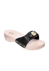 Svart lädersandal med en bred rem, detalj i guldspänne och mässingsnitar; placerad på en ljus träplattformsula.
