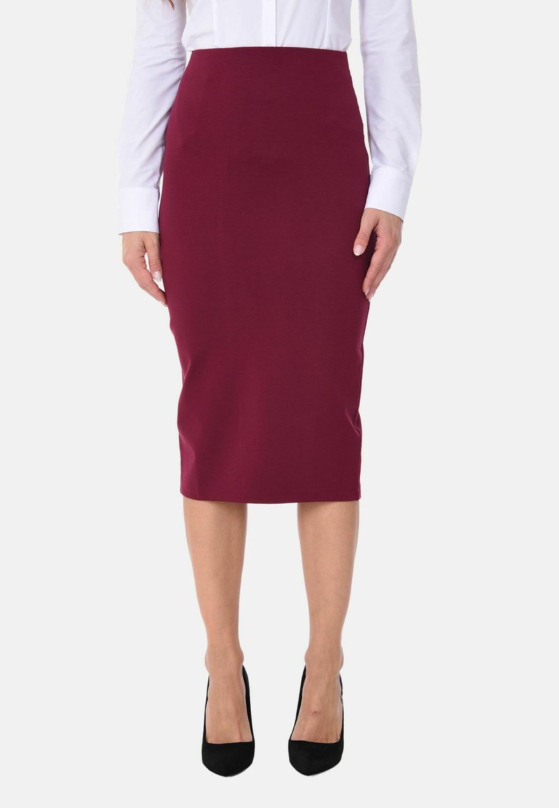 Gonna a tubino borgogna in design aderente, lunghezza al ginocchio, realizzata in tessuto elasticizzato, abbinata a scarpe col tacco nere e una camicia bianca.