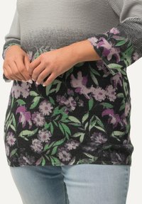 Grijze en zwarte gestreepte trui met bloemenpatroon in paars en groen. Ribbelstructuur, driekwart mouwen, afgeronde zoom. Casual pasvorm.