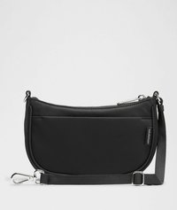Bolsa de hombro negra de nylon con forma curva, cierre de cremallera, correa de tejido ajustable y detalles metálicos plateados. Cuenta con un bolsillo frontal.