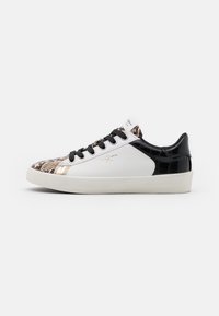Sneaker con una base in pelle bianca, accenti neri a motivo coccodrillo e una finitura in pelle di serpente sulla punta. Suola in gomma e lacci neri.