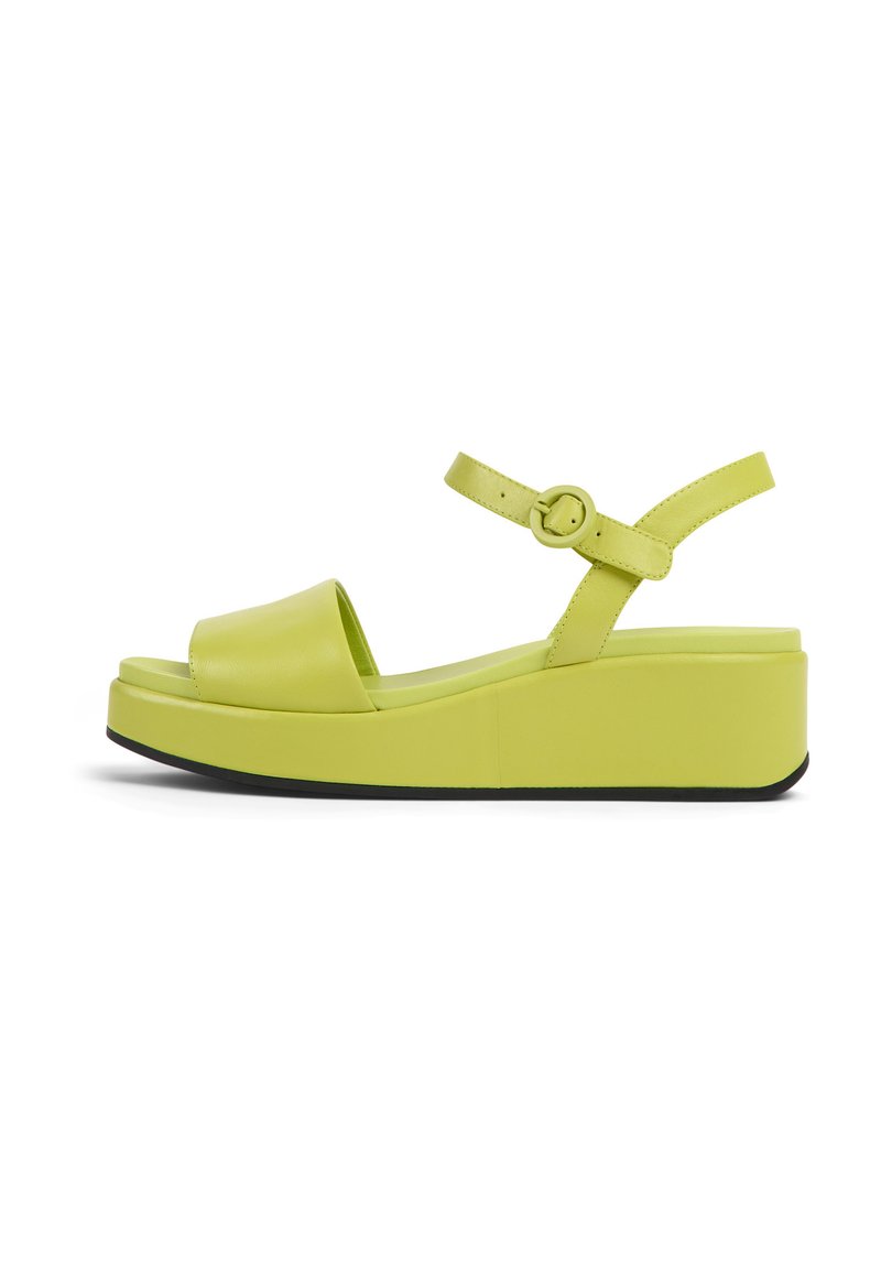 Sandali con zeppa in pelle verde lime brillante, dotati di una larga fascia per le dita, una cinghia alla caviglia con fibbia e una robusta suola nera.