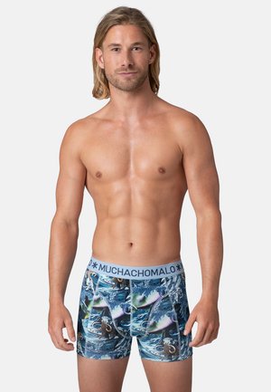 Heren boxershorts met een blauw, patroonontwerp van golven en dieren. Elastiche tailleband met "MUCHACHO MALLO" branding.