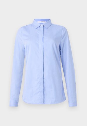 Blå og hvid stribet langærmet skjorte med knapper og krave, med en glat stofftekstur og asymmetrisk søm.