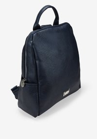 Mochila de cuero azul marino con una forma estructurada, cierre de cremallera, asa en la parte superior y detalles en metal plateado en la parte frontal inferior.