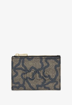 Portafoglio con zip in tessuto testurizzato con motivo astratto beige e blu scuro. Presenta accessori color oro e una forma rettangolare sottile.