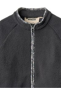 Dunkelgraue Fleecejacke mit hohem Kragen, ausgestattet mit einem Reißverschluss im Blumenmuster und weichem Material. Markenlabel innen am Hals sichtbar.