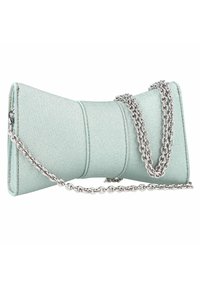 Bolso de mano texturizado de color azul claro con forma de lazo, completo con una cadena plateada y detalles de costura sutiles.