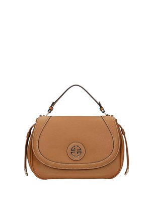 Borsa a mano in pelle marrone con manico superiore, rifinitura cucita, cinturini laterali ed emblema logo metallico circolare sulla chiusura a pattina frontale.