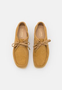 Clarks Originals WALLABEE - Sapatos de atacadores - brown