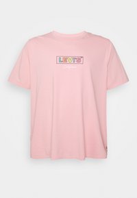 T-shirt en coton rose avec un col rond, arborant un logo "LEVI'S" coloré et le texte "California" dans une police contrastante. Manches courtes.