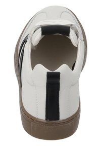Baskets en cuir blanc avec un contrefort noir, semelle en caoutchouc brun texturé et design minimaliste avec coutures et lacets visibles.