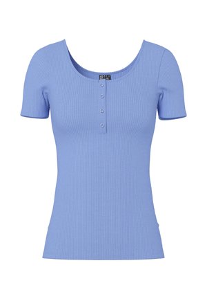 Top azul claro acanalado de manga corta con escote redondo y cuatro pequeños botones en el centro frontal.