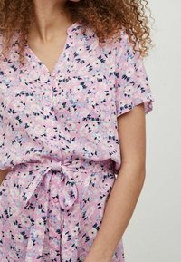 Abito floreale in rosa chiaro con maniche corte, dotato di un cinturino in vita, tasca a toppa e motivi di fiori blu e blu navy.
