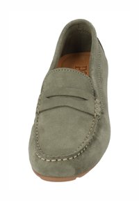 Grüne Wildlederloafer mit tonalem Stich, einer runden Zehenform und einem dekorativen genähten Akzent an der Vorderseite. Braune Gummisohle.