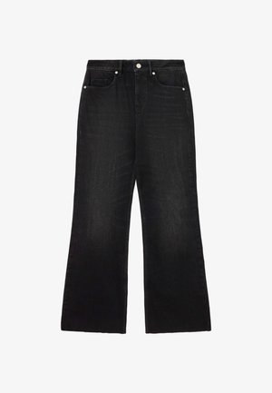 Sorte jeans med vide ben, forrest med knap- og lynlåslukning samt fem lommer, lagt fladt på en hvid baggrund.