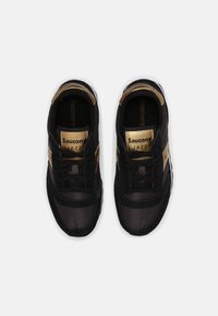 Svart og gull Saucony Jazz joggesko med mesh- og semsket skinnmaterialer, rund tå, snørelukking og gulldetaljer på sidene og hælen.
