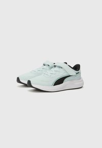 Baskets de sport bleu clair avec une tige texturée, une semelle intermédiaire blanche et des détails noirs. Comprend une sangle velcro et un système de laçage pour un maintien sûr.