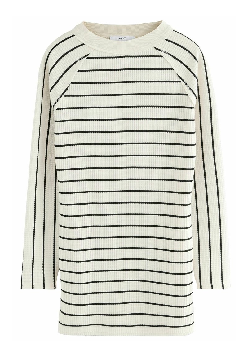 Pull en maille côtelée à manches longues couleur crème avec des rayures horizontales noires et un col rond.