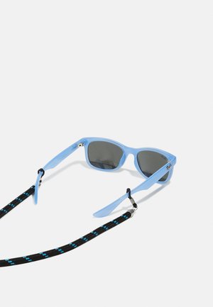 Occhiali da sole azzurri con lenti grigie e una fascia nera con dettagli blu. La montatura ha una forma rotonda e una texture liscia.