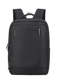 Sac à dos en tissu noir avec des bretelles rembourrées, plusieurs compartiments zippés et une poche latérale. Texture lisse et détails de marque minimaux.