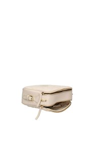 Borsa in pelle beige con texture trapuntata, hardware dorato e doppie chiusure a zip. Presenta una tracolla regolabile e una tasca visibile.