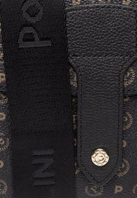 Borsa in pelle nera con finitura testurizzata, tessuto a motivo e dettaglio del logo su un bottone a pressione color oro. Accentuata con una tracolla in nylon.