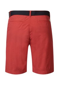 Pantaloni scurți roșii dintr-un material neted, până la genunchi, cu un tiv elastic bleumarin și două buzunare pe spate.
