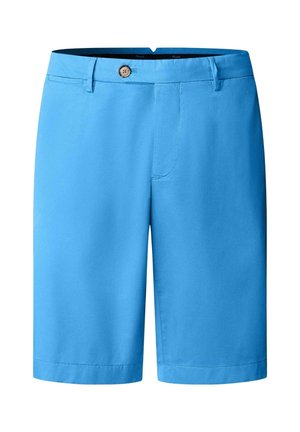 Pantaloncini tagliati su misura da uomo, azzurri chiari, con chiusura a bottone e passanti per cintura, lunghezza al ginocchio, tasche anteriori non visibili.