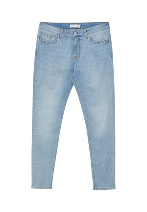 Jeans in denim azzurro chiaro con cinque tasche, chiusura a bottone e zip, esposti piatti su uno sfondo bianco.