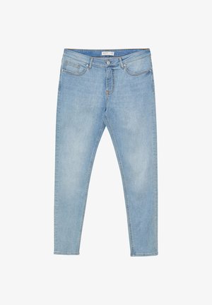 Jeans in denim azzurro chiaro con cinque tasche, chiusura a bottone e zip, esposti piatti su uno sfondo bianco.
