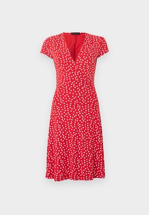 Robe courte rouge à manches courtes avec pois blancs, style cache-cœur à col en V, taille cintrée et jupe évasée.