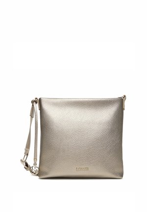 Kwadratowa metaliczna srebrna torebka na ramię z teksturowaną powierzchnią, regulowanym paskiem i małym złotym logo Lasocki na środku przodu.