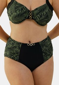 Ensemble de bikini taille haute avec un motif de feuilles tropicales vertes et des accents noirs. Matériel en anneau doré au centre et à la taille.